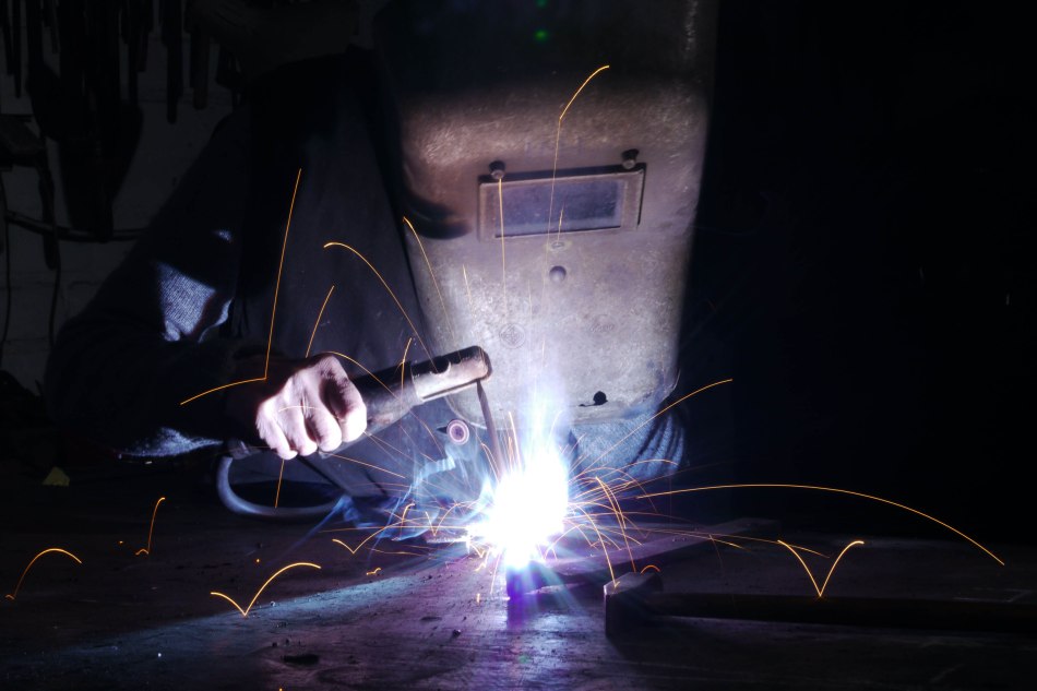 Edda schweißt in ihrer Werkstatt