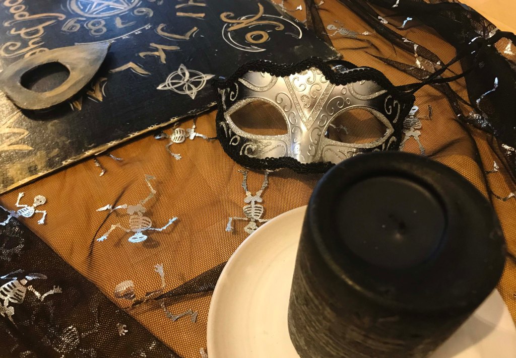 Death after Midnight – A Victorian Ghost Story Murder Mystery for 7-9&nbsp;Players