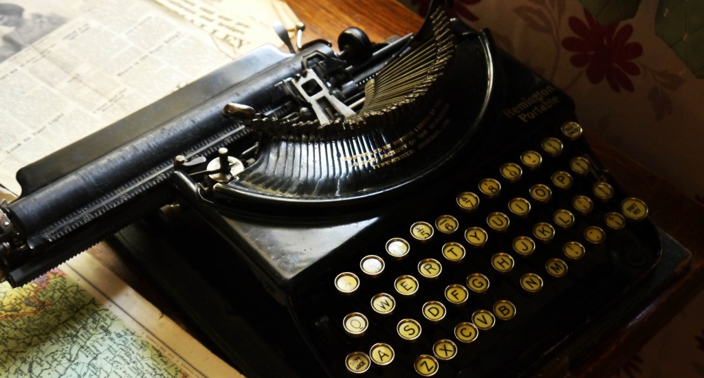 Old Typewriter, type Remington portable